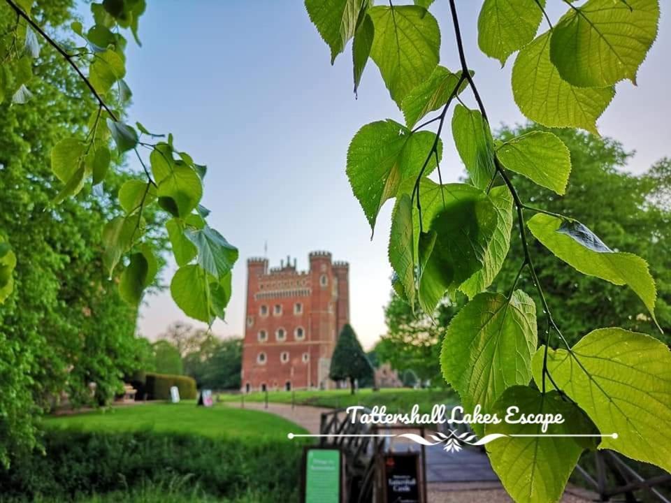 Meridian Tattershall Lakes Escape - Lakeside Lodge Caravan With A Fishing Peg Luxury Hot Tub Extérieur photo