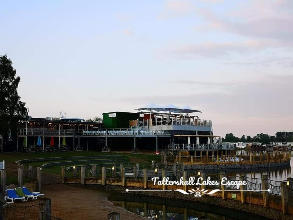 Meridian Tattershall Lakes Escape - Lakeside Lodge Caravan With A Fishing Peg Luxury Hot Tub Extérieur photo