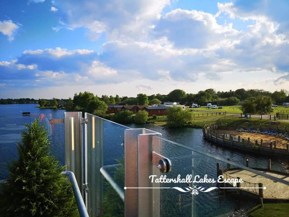 Meridian Tattershall Lakes Escape - Lakeside Lodge Caravan With A Fishing Peg Luxury Hot Tub Extérieur photo