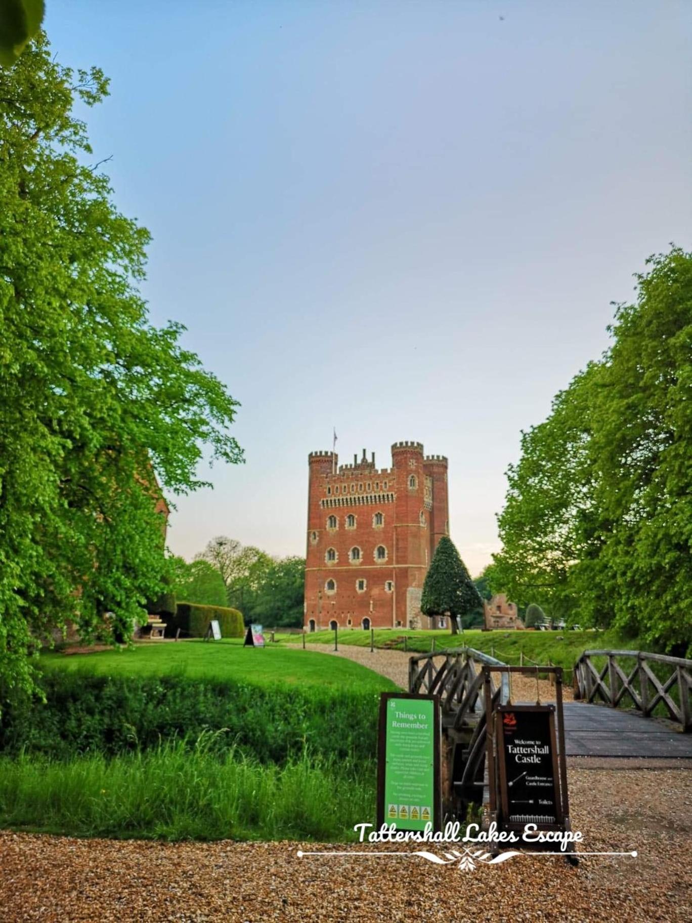 Meridian Tattershall Lakes Escape - Lakeside Lodge Caravan With A Fishing Peg Luxury Hot Tub Extérieur photo