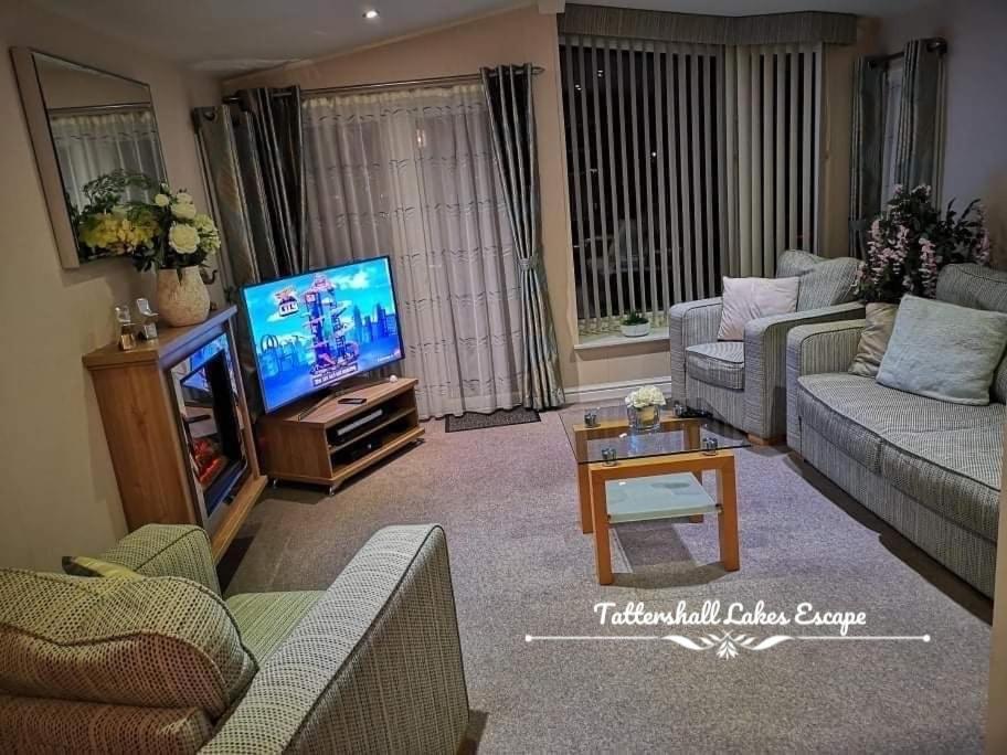 Meridian Tattershall Lakes Escape - Lakeside Lodge Caravan With A Fishing Peg Luxury Hot Tub Extérieur photo