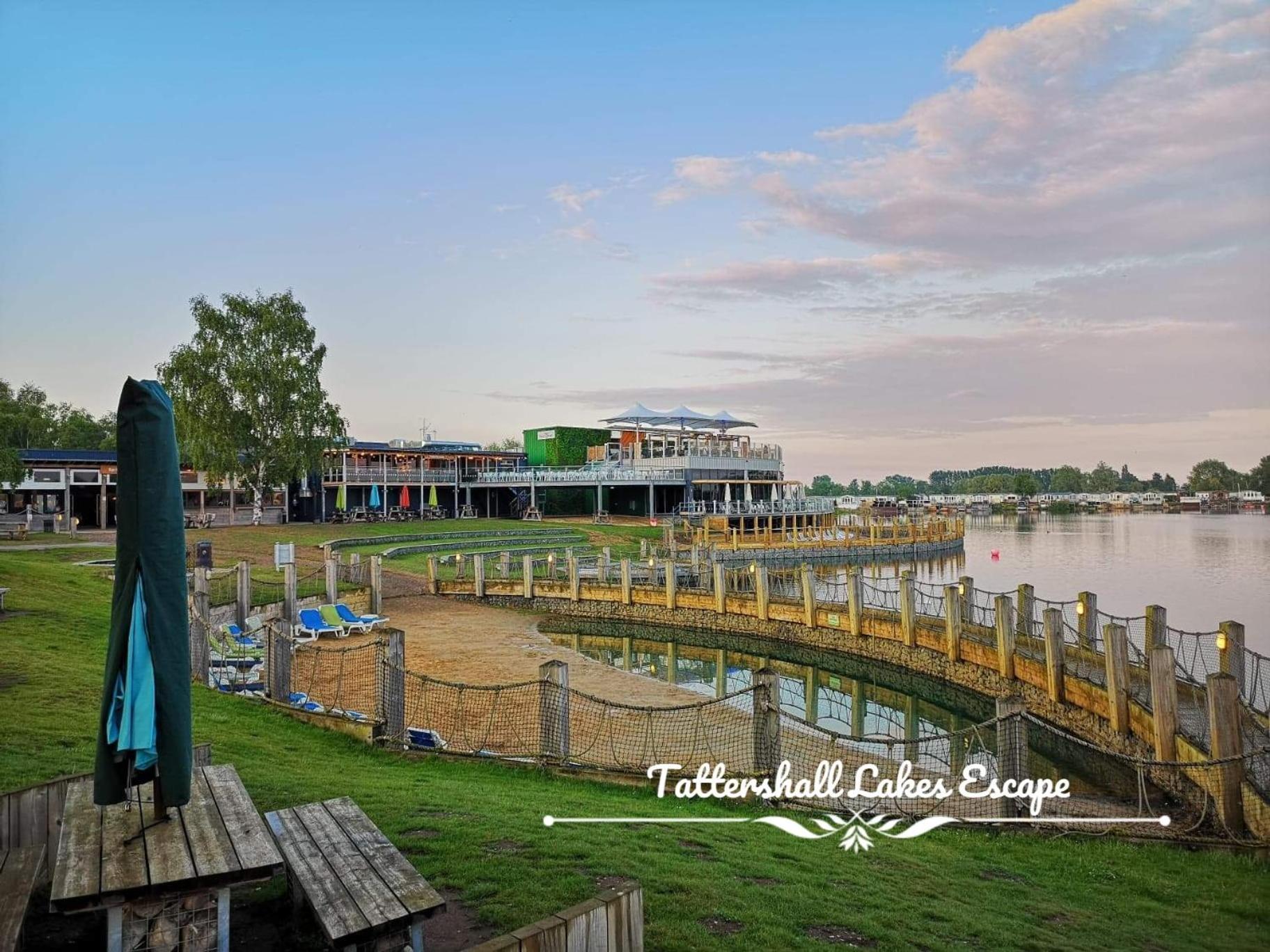 Meridian Tattershall Lakes Escape - Lakeside Lodge Caravan With A Fishing Peg Luxury Hot Tub Extérieur photo