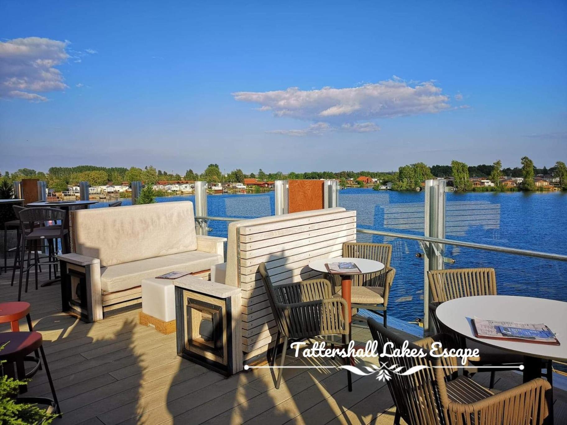 Meridian Tattershall Lakes Escape - Lakeside Lodge Caravan With A Fishing Peg Luxury Hot Tub Extérieur photo
