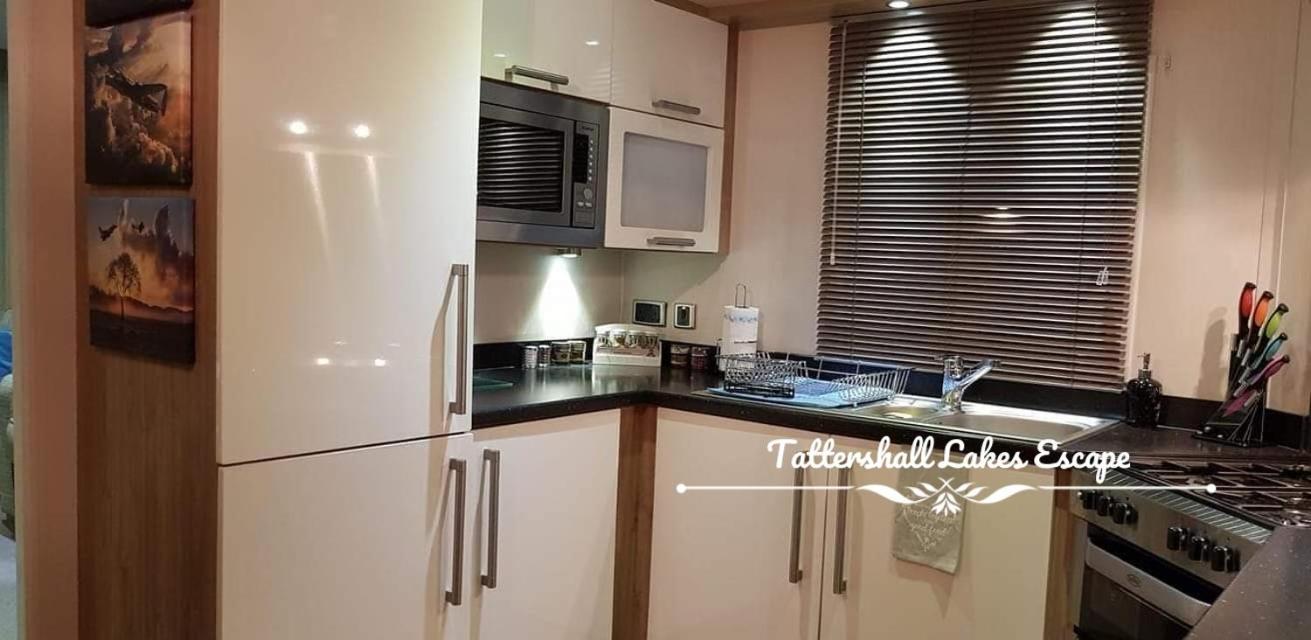 Meridian Tattershall Lakes Escape - Lakeside Lodge Caravan With A Fishing Peg Luxury Hot Tub Extérieur photo