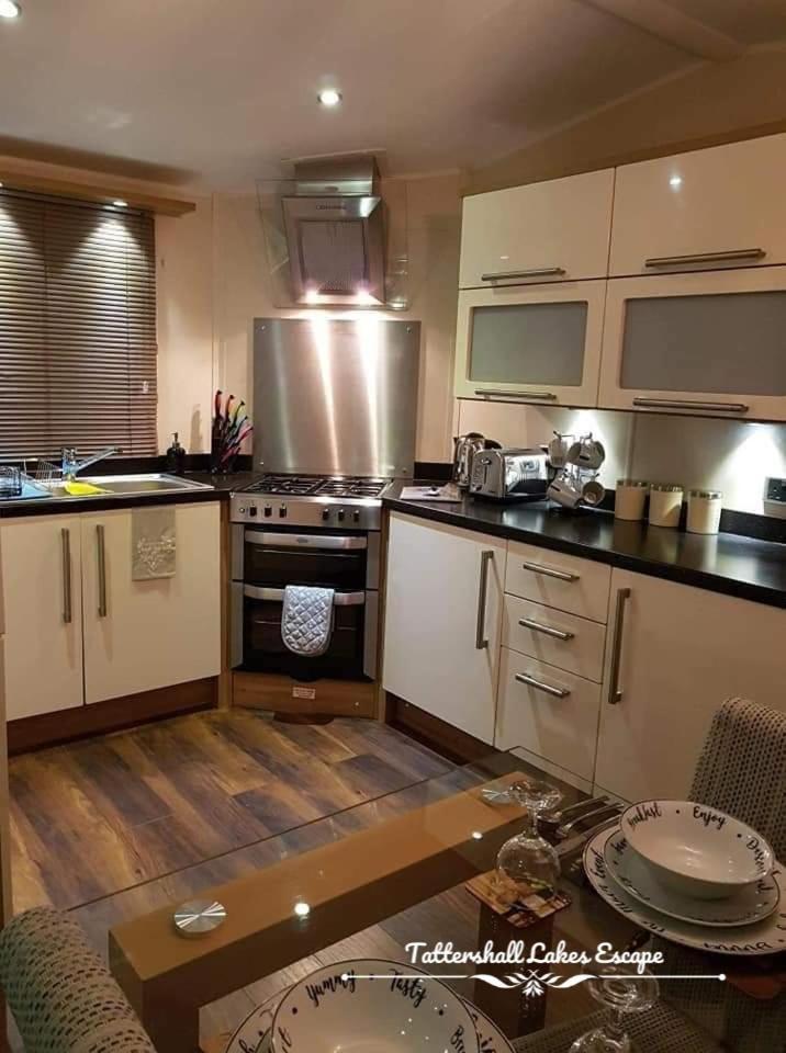 Meridian Tattershall Lakes Escape - Lakeside Lodge Caravan With A Fishing Peg Luxury Hot Tub Extérieur photo