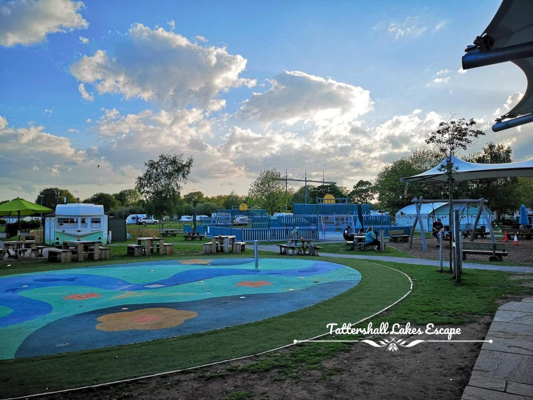 Meridian Tattershall Lakes Escape - Lakeside Lodge Caravan With A Fishing Peg Luxury Hot Tub Extérieur photo