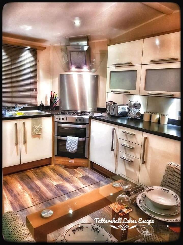 Meridian Tattershall Lakes Escape - Lakeside Lodge Caravan With A Fishing Peg Luxury Hot Tub Extérieur photo