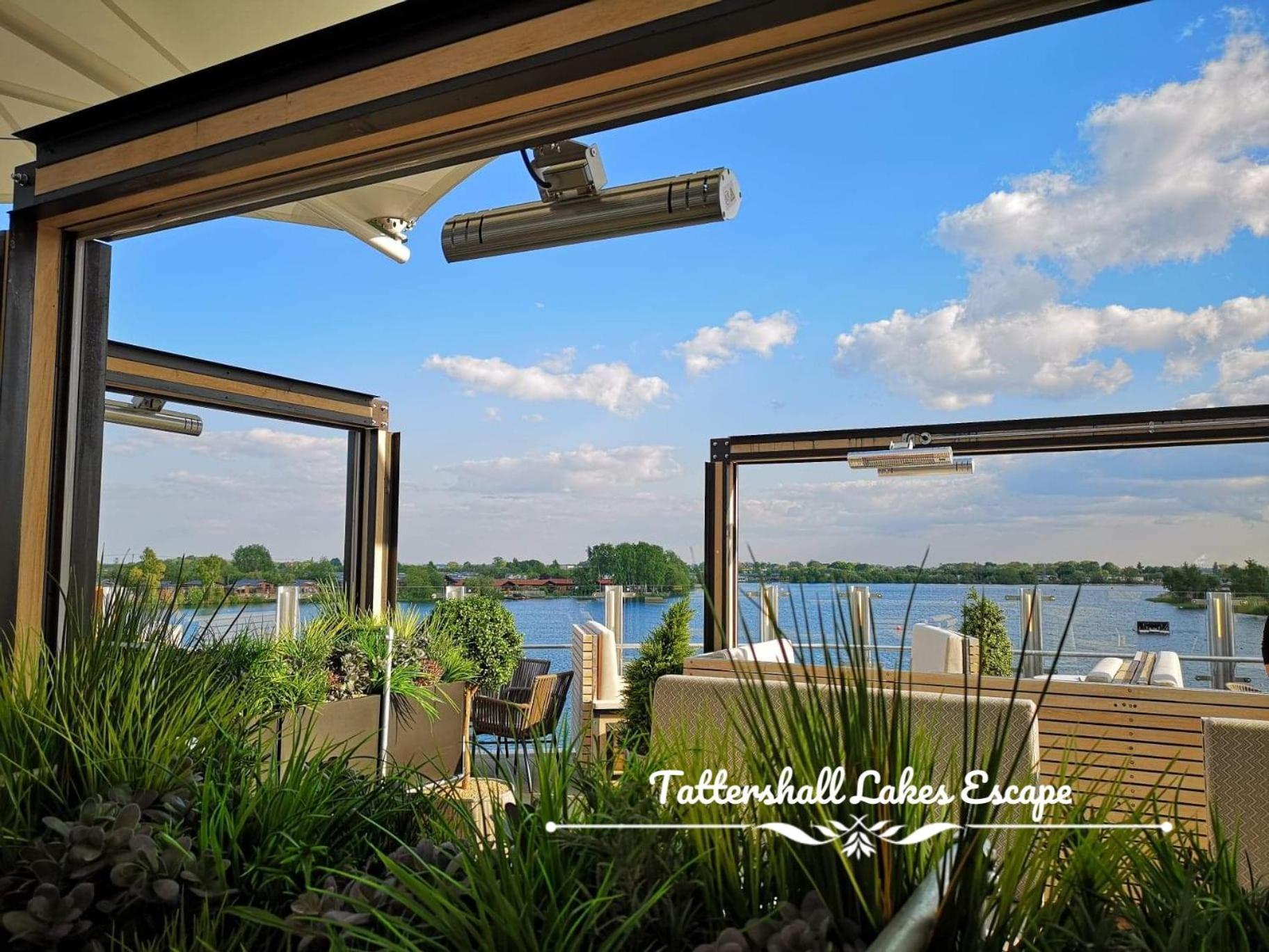 Meridian Tattershall Lakes Escape - Lakeside Lodge Caravan With A Fishing Peg Luxury Hot Tub Extérieur photo