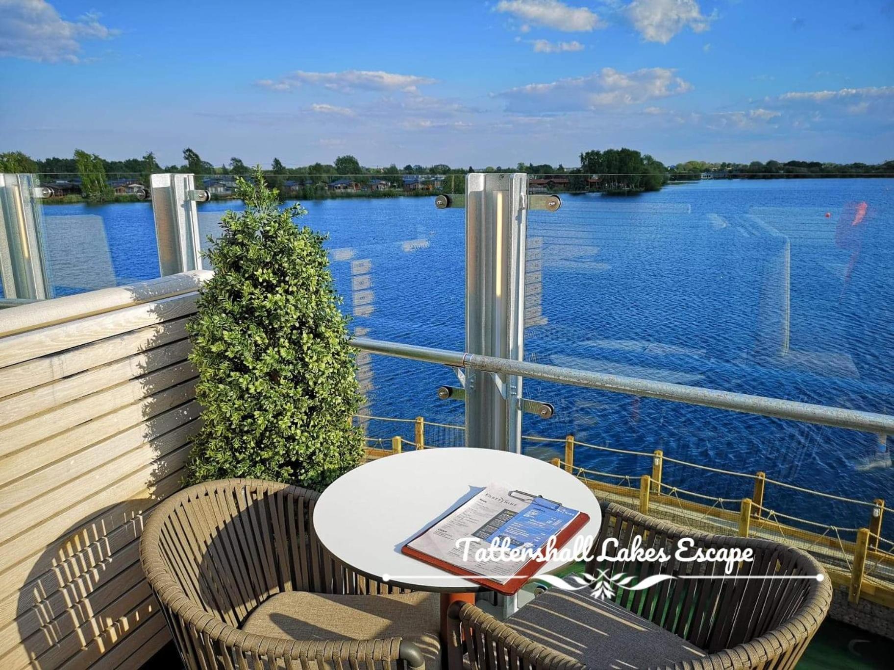 Meridian Tattershall Lakes Escape - Lakeside Lodge Caravan With A Fishing Peg Luxury Hot Tub Extérieur photo