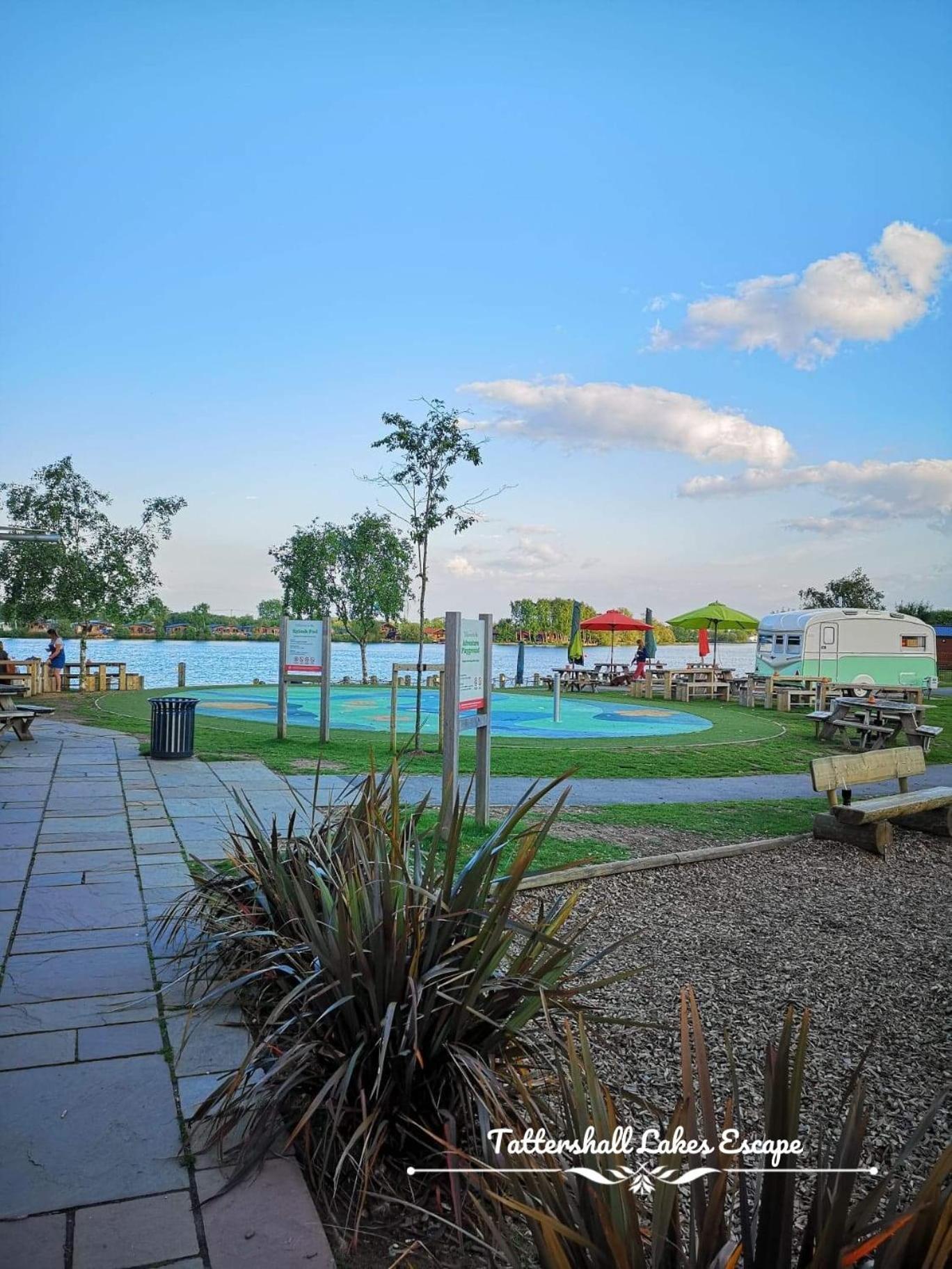 Meridian Tattershall Lakes Escape - Lakeside Lodge Caravan With A Fishing Peg Luxury Hot Tub Extérieur photo