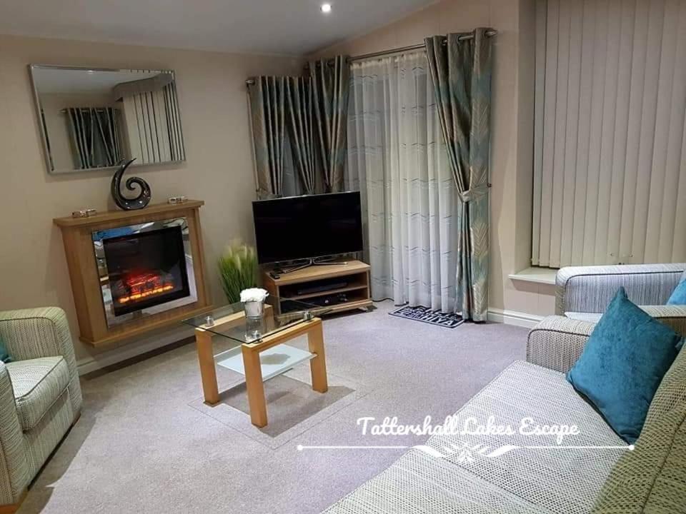 Meridian Tattershall Lakes Escape - Lakeside Lodge Caravan With A Fishing Peg Luxury Hot Tub Extérieur photo