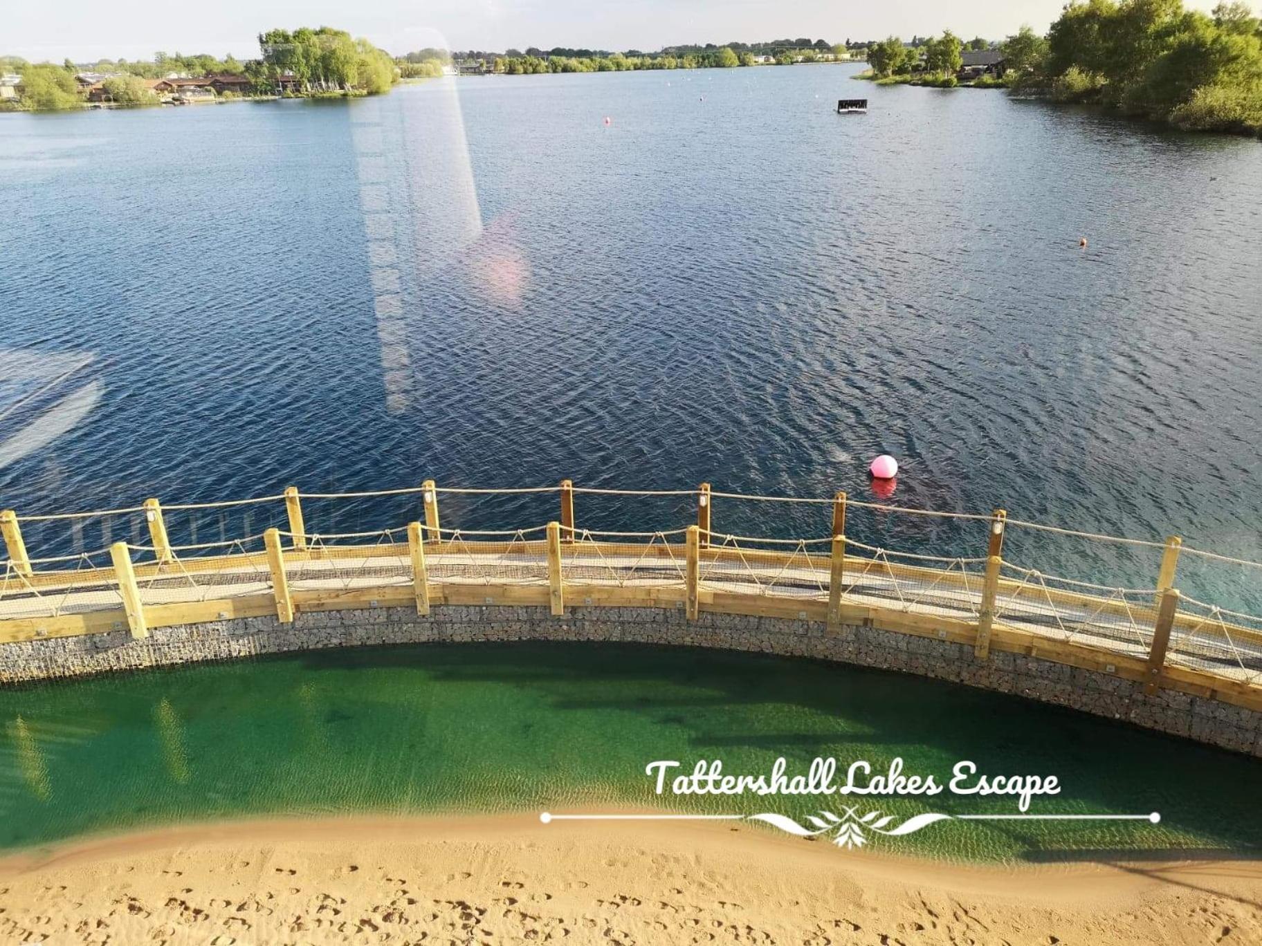 Meridian Tattershall Lakes Escape - Lakeside Lodge Caravan With A Fishing Peg Luxury Hot Tub Extérieur photo