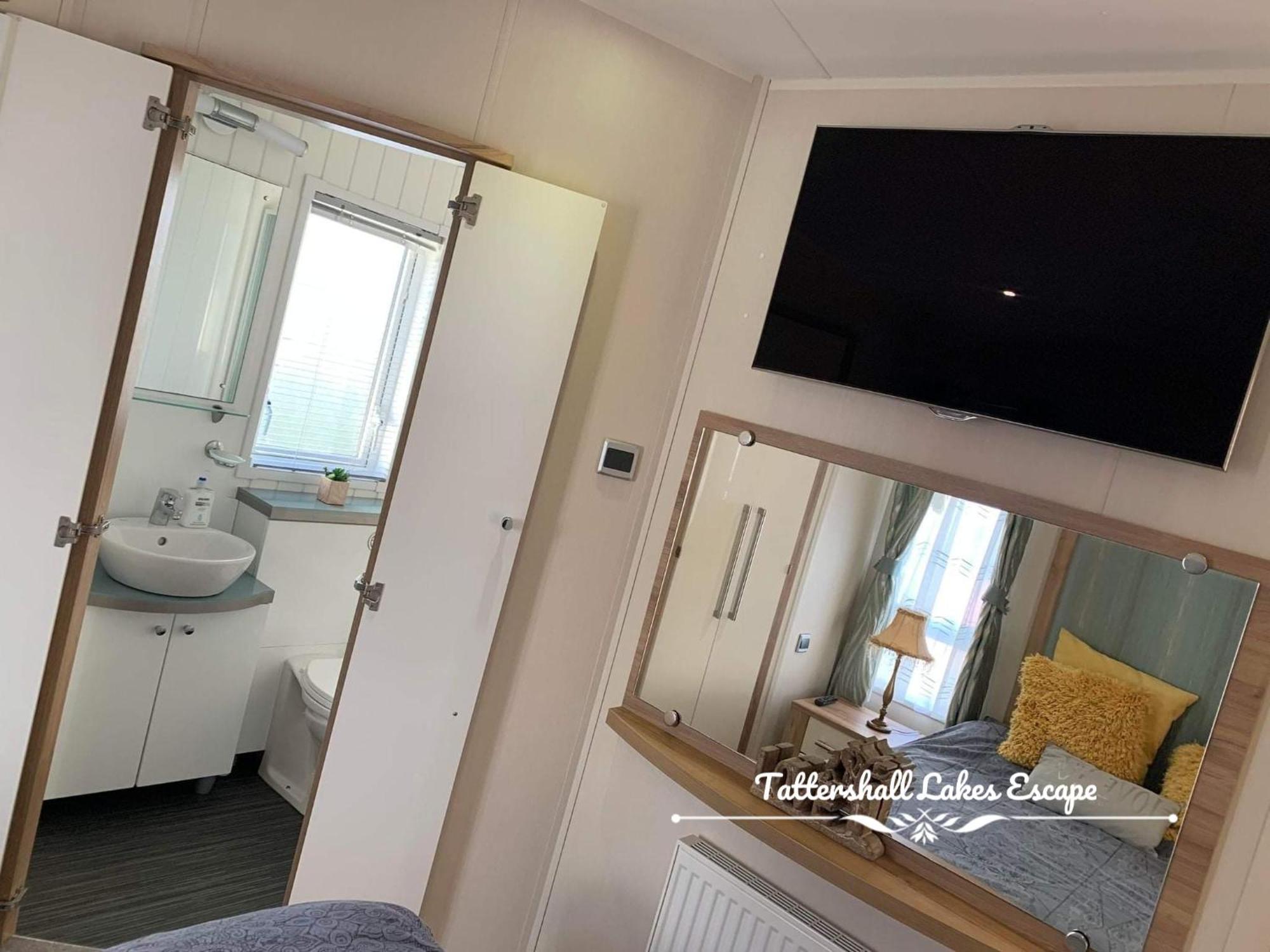 Meridian Tattershall Lakes Escape - Lakeside Lodge Caravan With A Fishing Peg Luxury Hot Tub Extérieur photo