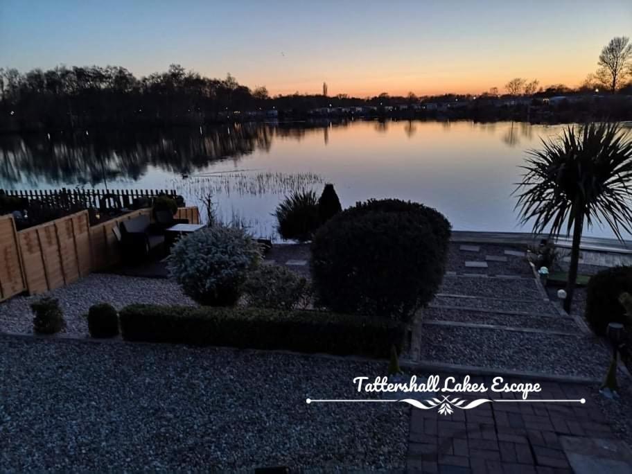 Meridian Tattershall Lakes Escape - Lakeside Lodge Caravan With A Fishing Peg Luxury Hot Tub Extérieur photo
