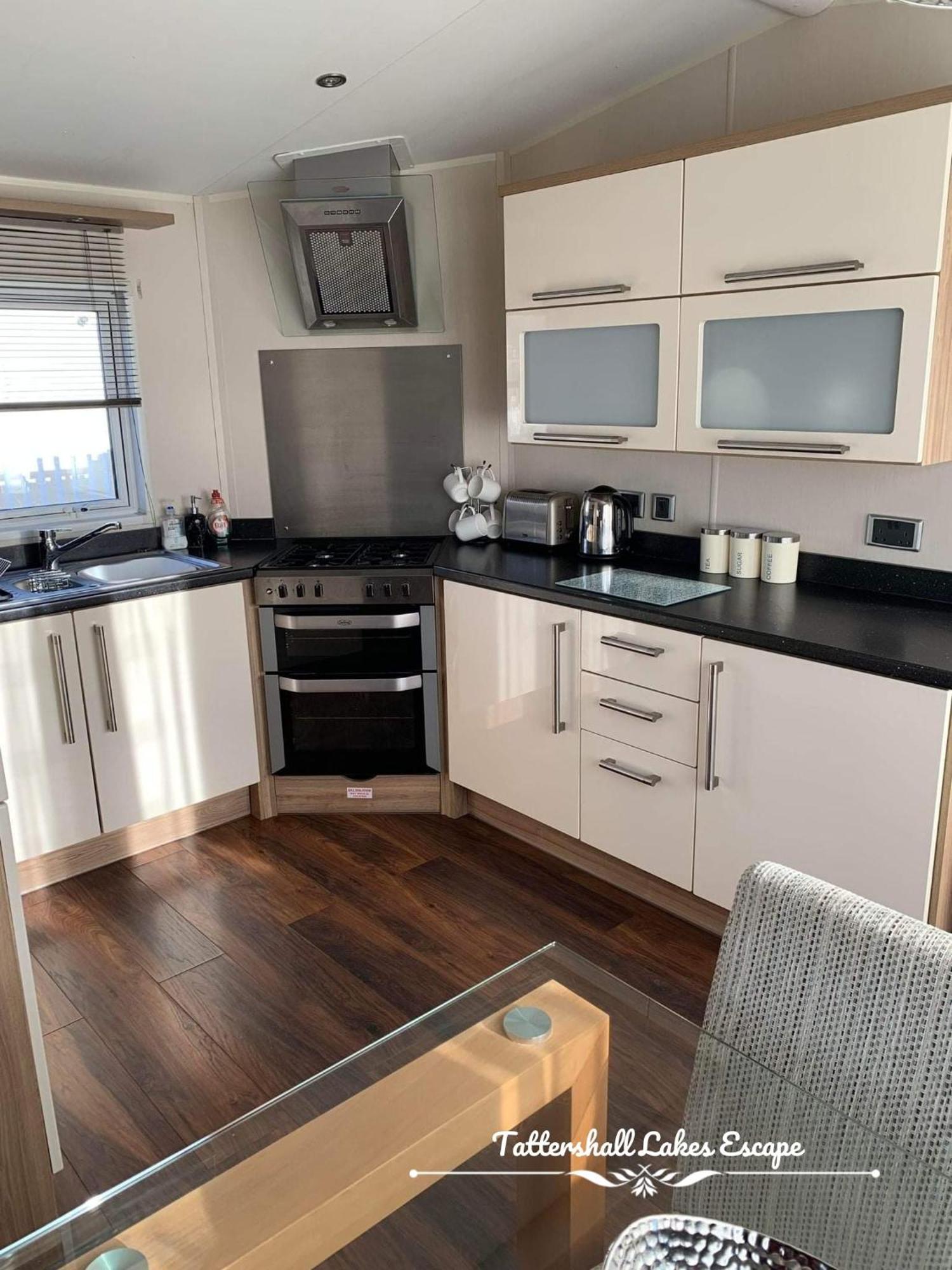 Meridian Tattershall Lakes Escape - Lakeside Lodge Caravan With A Fishing Peg Luxury Hot Tub Extérieur photo