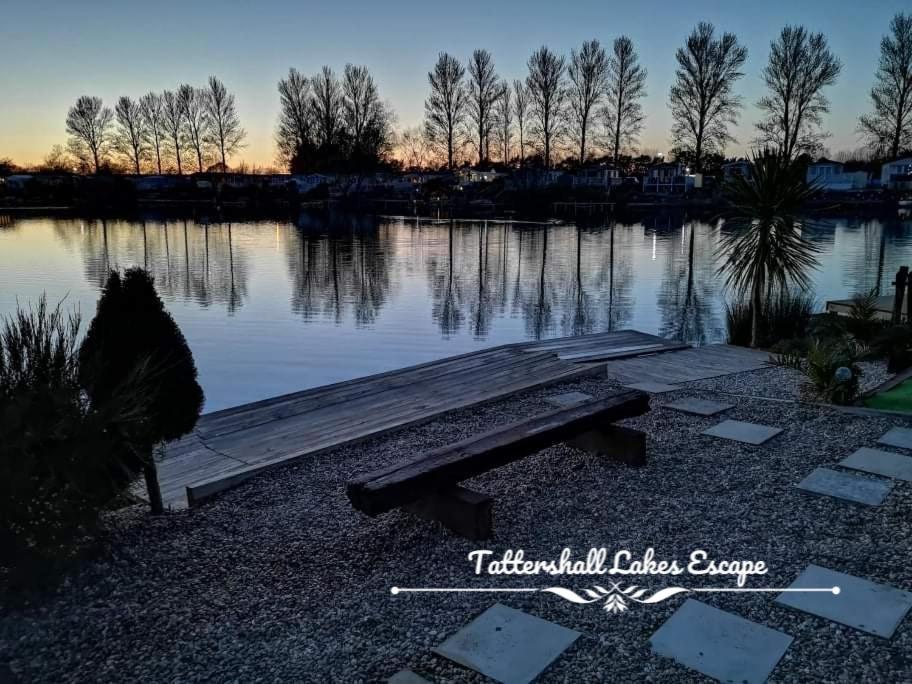 Meridian Tattershall Lakes Escape - Lakeside Lodge Caravan With A Fishing Peg Luxury Hot Tub Extérieur photo
