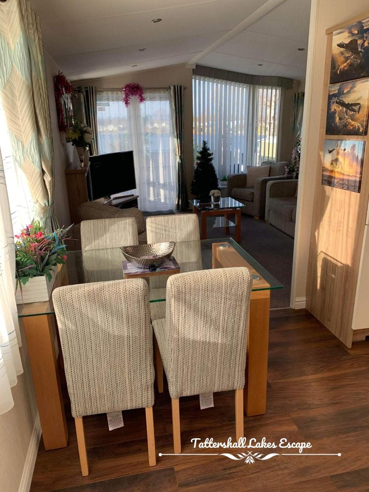 Meridian Tattershall Lakes Escape - Lakeside Lodge Caravan With A Fishing Peg Luxury Hot Tub Extérieur photo