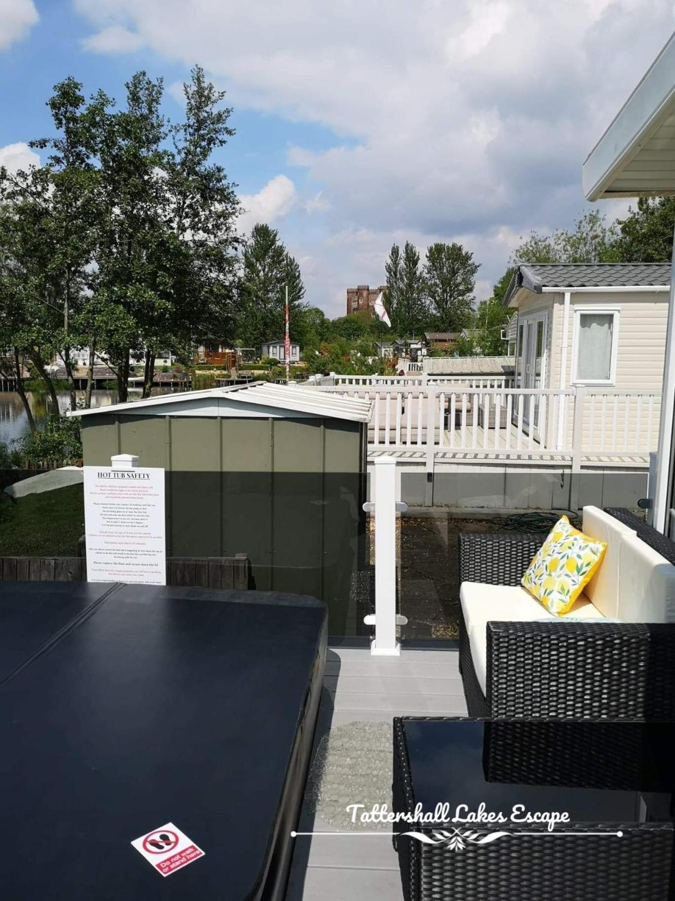 Meridian Tattershall Lakes Escape - Lakeside Lodge Caravan With A Fishing Peg Luxury Hot Tub Extérieur photo