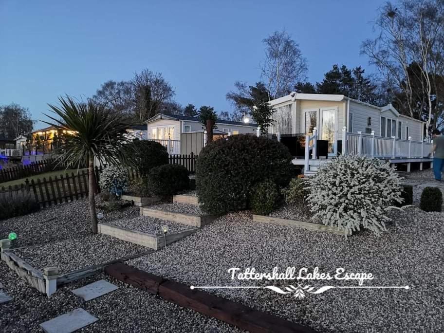 Meridian Tattershall Lakes Escape - Lakeside Lodge Caravan With A Fishing Peg Luxury Hot Tub Extérieur photo