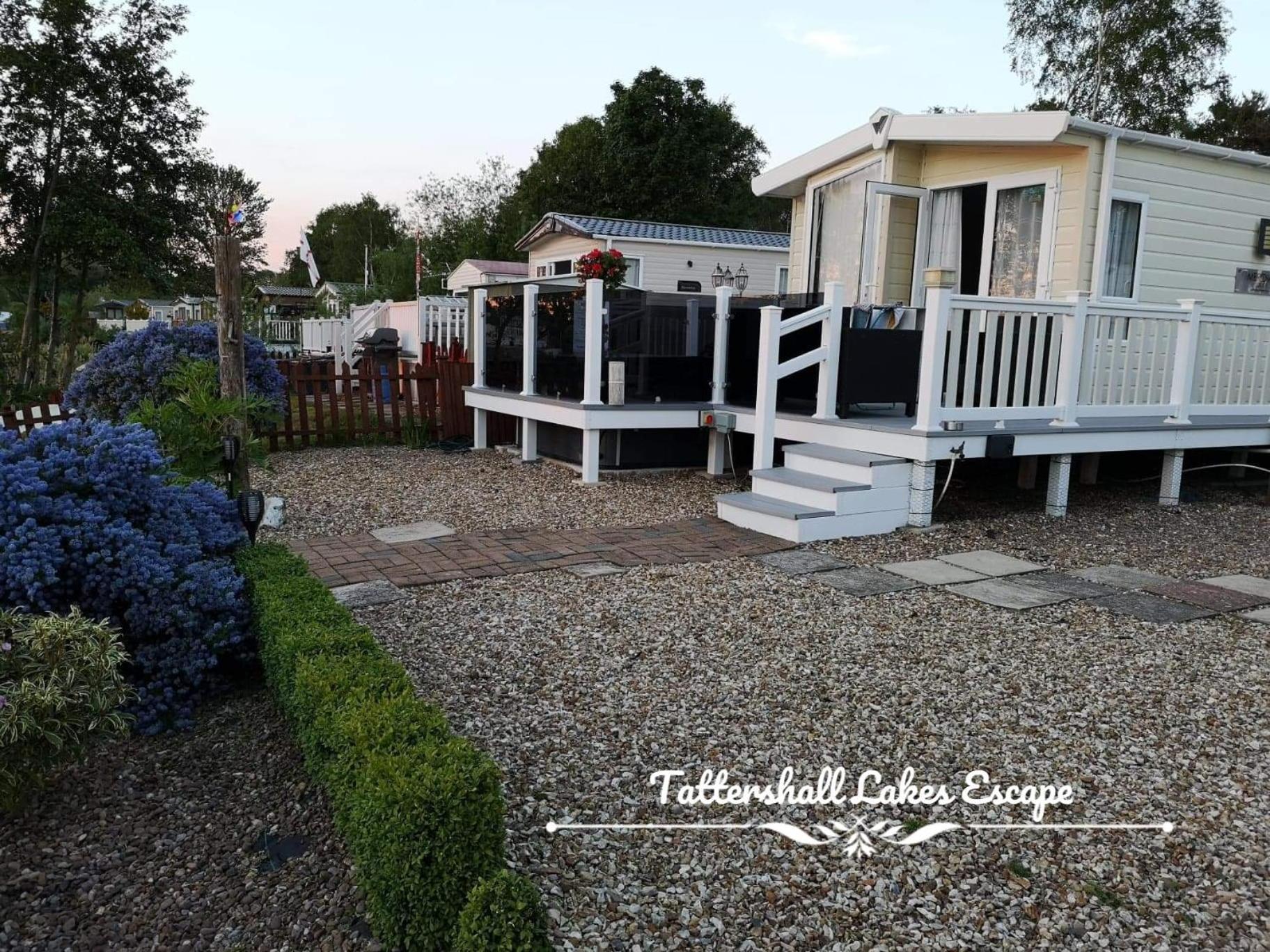 Meridian Tattershall Lakes Escape - Lakeside Lodge Caravan With A Fishing Peg Luxury Hot Tub Extérieur photo