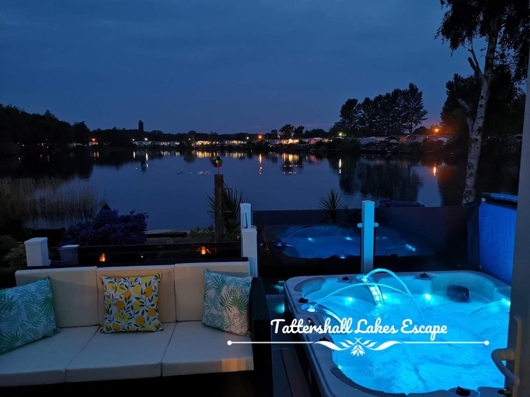 Meridian Tattershall Lakes Escape - Lakeside Lodge Caravan With A Fishing Peg Luxury Hot Tub Extérieur photo