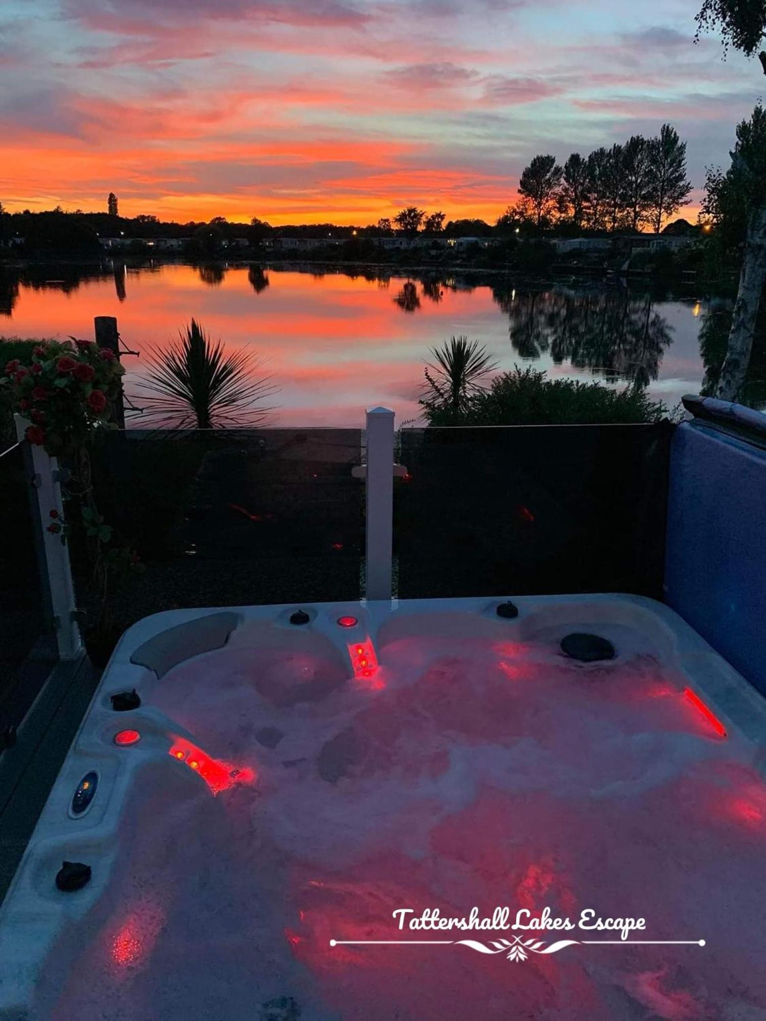 Meridian Tattershall Lakes Escape - Lakeside Lodge Caravan With A Fishing Peg Luxury Hot Tub Extérieur photo